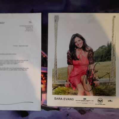 Kantritähti Sara Evans nimikirjoitus