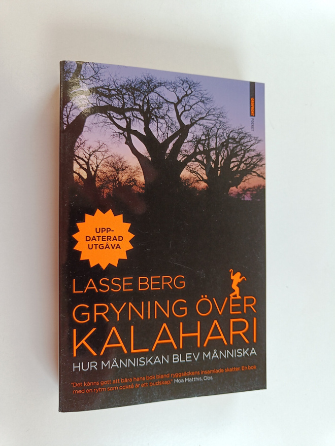 Lasse Berg : Gryning över Kalahari : hur människan blev m...