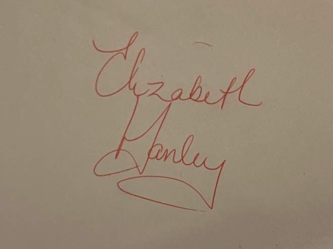 Elizabeth Manley nimikirjoitus paperilla