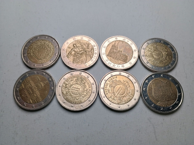 Eurooppalaisia 2e juhlarahoja 8kpl