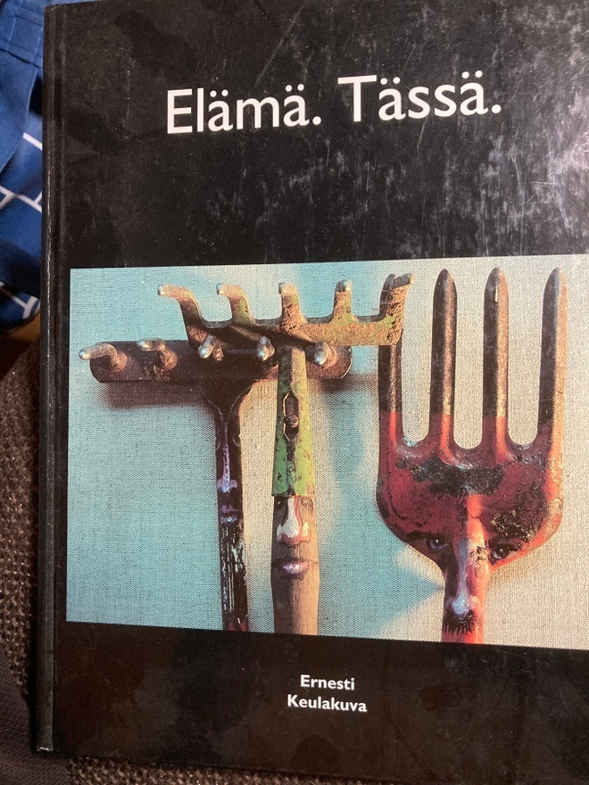 ERNESTI KEULAKUVA: ELÄMÄ. TÄSSÄ.