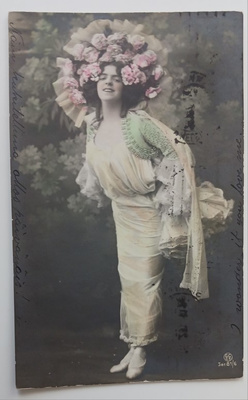 Nuori leidi isossa kukkahatussaan ja juhlapuvussa,  p. 1910