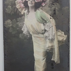 Nuori leidi isossa kukkahatussaan ja juhlapuvussa,  p. 1910 - pikkukuva 1