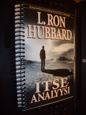 Hubbard : Itseanalyysi  ( 2009 ) Sis. postikulun
