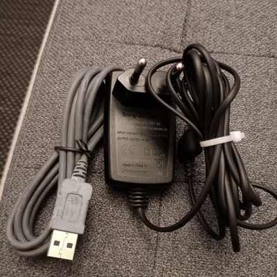 SonyEricsson CST-60 laturi+usb -kaapeli