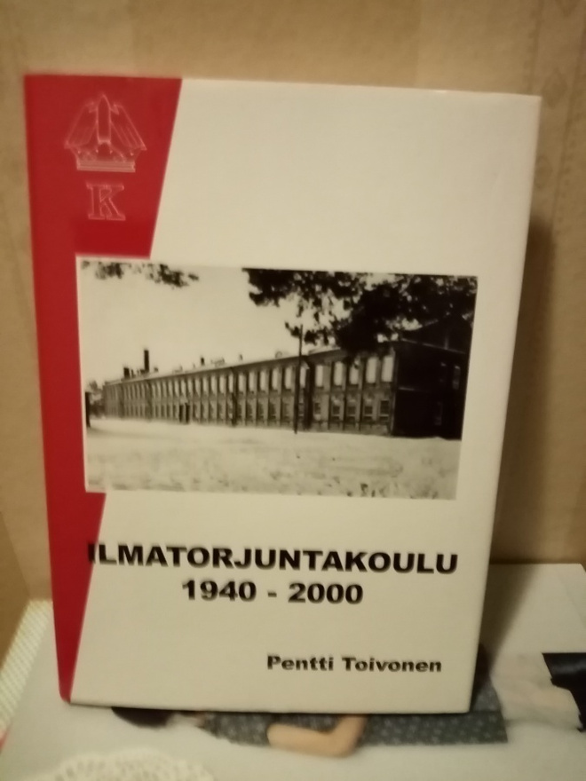 TOIVONEN  :  ILMATORJUNTAKOULU 1940-2000 ( SIS POSTIKULU  )