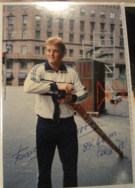 Einar Vilhjálmsson nimikirjoitus valokuvassa