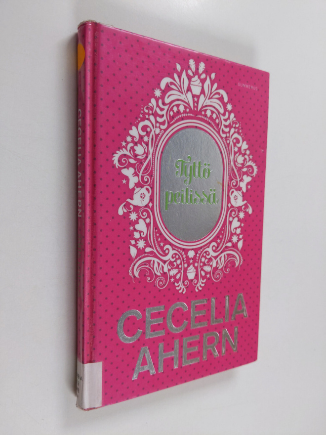 Cecelia Ahern : Tyttö peilissä