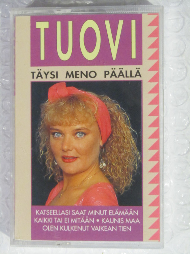 Tuovi • Täysi Meno Päällä C-Kasetti