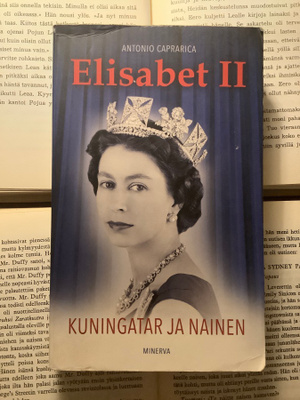 Elisabet II: kuningatar ja nainen (pokkari)