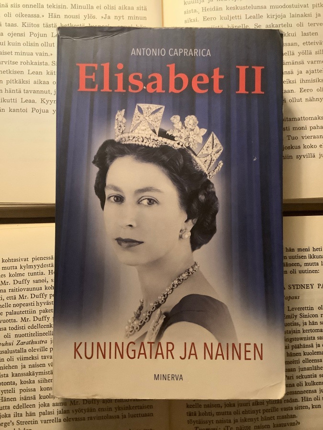 Elisabet II: kuningatar ja nainen (pokkari)