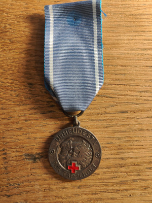 1. luokan vapaudenmitali punaisella ristillä 1941