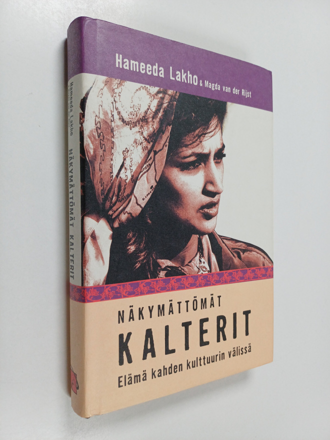 Hameeda Lakho ym. : Näkymättömät kalterit : elämä kahden ...