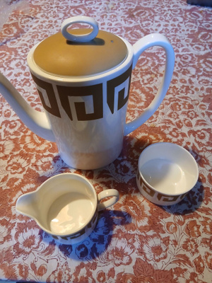 Wedgwood teekannu, sokerikko ja kermakko