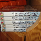 Iloittelua Oktober Olutfestivaaleilla - Seksikomedia - pikkukuva 4