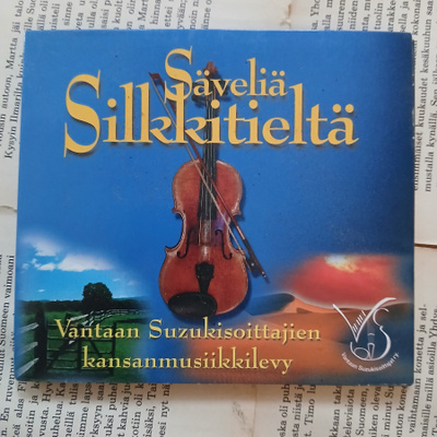 Vantaan Suzukisoittajat - Säveliä Silkkitieltä (CD)