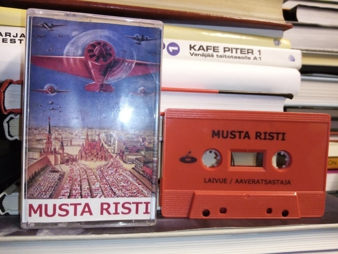 C-KASETTI : MUSTA RISTI : LAIVUE /  AAVERATSASTAJA