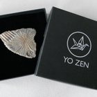 Fossiili -rintakoru 8,5 x 5,5 x 6,5 cm YO ZEN - pikkukuva 4