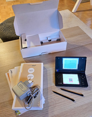 NINTENDO DSi -pelikonsoli