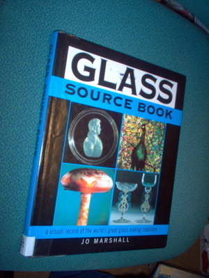 Jo Marshall: GLASS SOURCE BOOK  (Sis.postikulut )