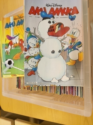 Laatikollinen Aku Ankkoja 98-06
