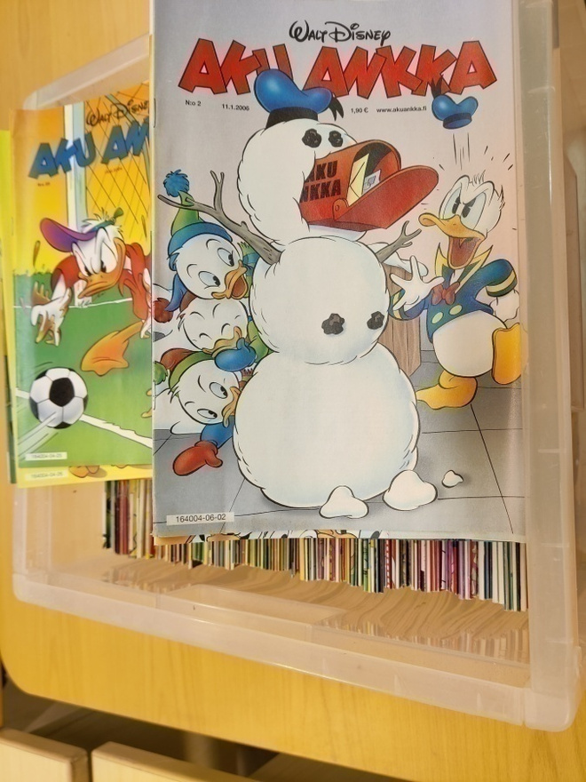 Laatikollinen Aku Ankkoja  98-06