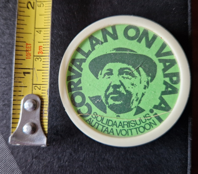 Corvalan On Vapaa.Vintage Rintamerkki 1970 Luvulta