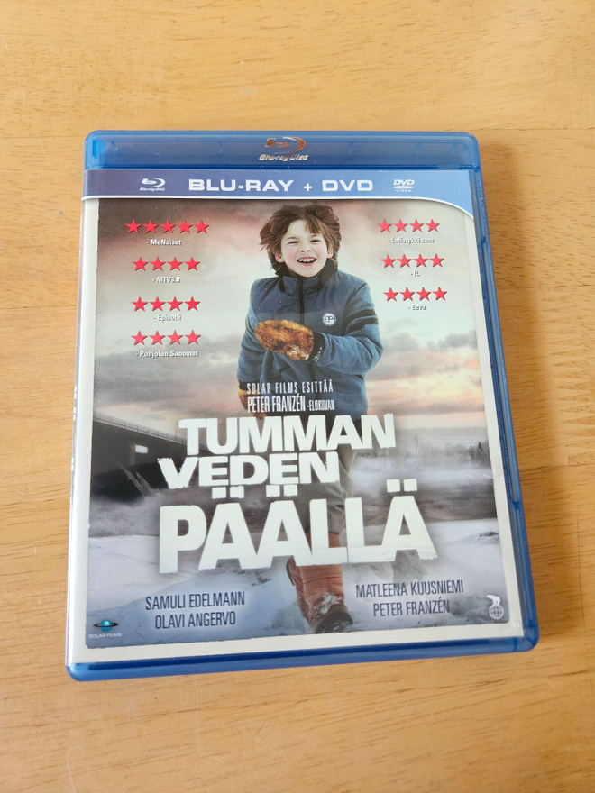 Tumman veden päällä (Blu-ray + DVD)