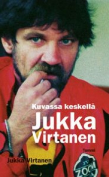 Kuvassa keskellä Jukka Virtanen