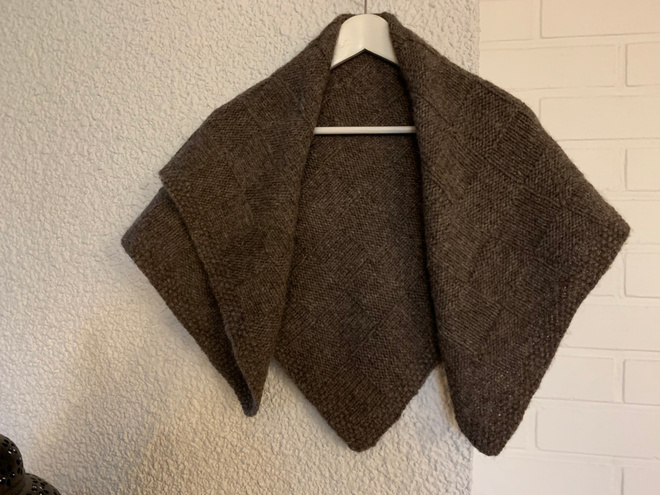 Käsinneulottu ruskea villahuivi