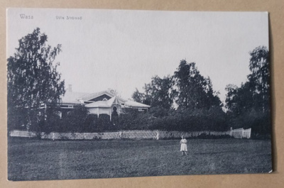 Vaasa, Villa Strömsö, nuori leidi nurmikolla, ei p.