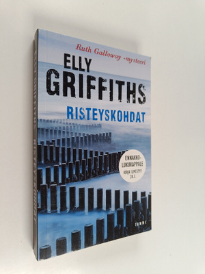 Elly Griffiths : Risteyskohdat (ennakkolukukappale)