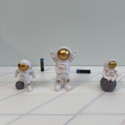 UUSI! 3-osainen Astronautti-patsassetti kuulla