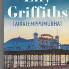 Elly Griffiths, Taikatemppumurhat - pikkukuva 1