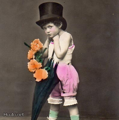 LAPSI / Pikku tohtori, hattu ja oranssit kukat. 1900-l.