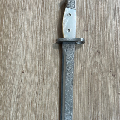 Tehtaan edustuslahja pistin