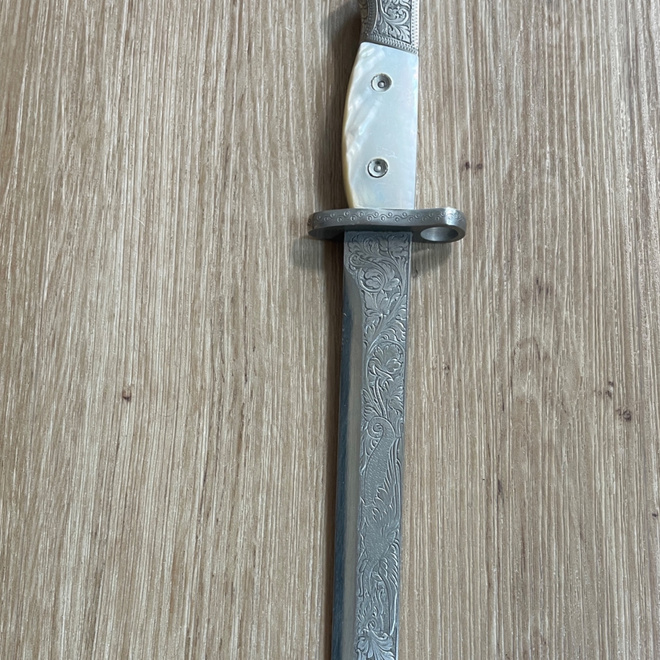 Tehtaan edustuslahja pistin