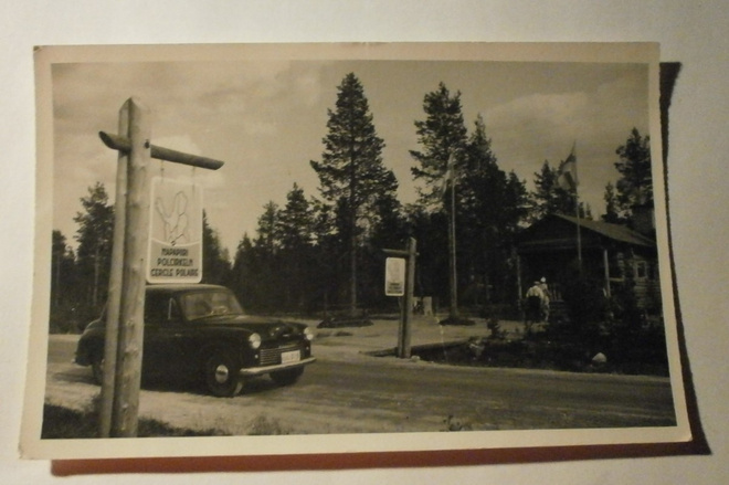 Rovaniemi, Napapiirin maja, auto rajalla, valokuvapk, ei p.