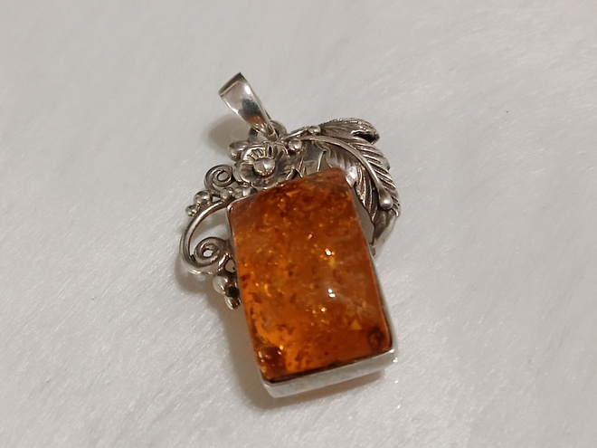 ISO Meripihka Hopea riipus 925 Baltic Amber