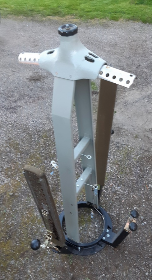 Sovitusteline, mm. hää-juhlahameet, muu ? Korkeus, n. 140 cm