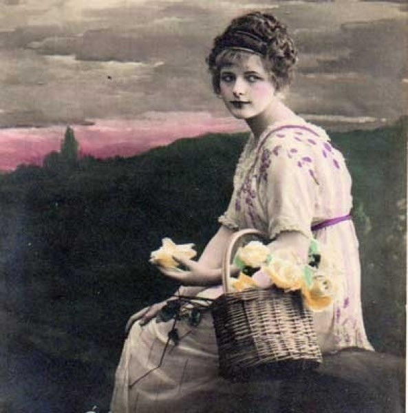 NAINEN / Runollinen tyttö iltaruskossa. 1920-l.