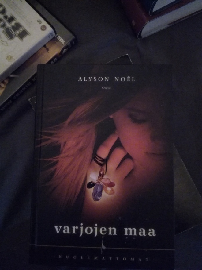 Alyson noel varjojen maa ja punaiset tulppaanit