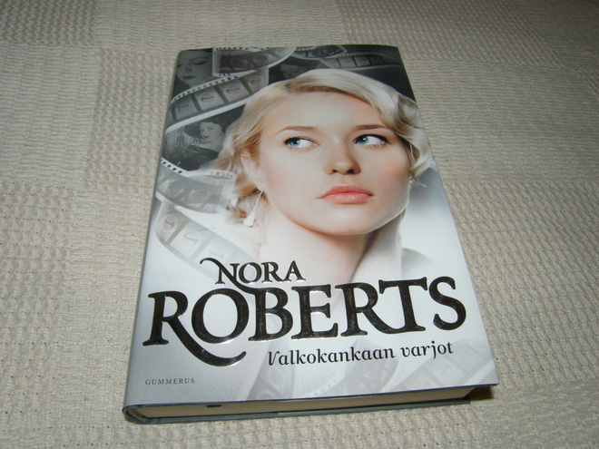 Nora Roberts Valkokankaan varjot  -sid
