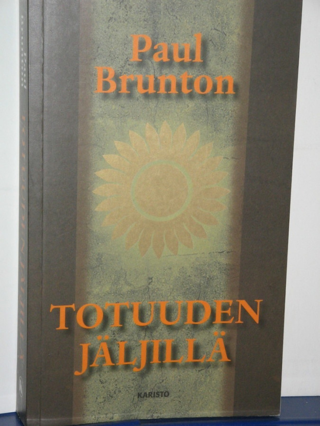 Paul Brunton : TOTUUDEN JÄLJILLÄ