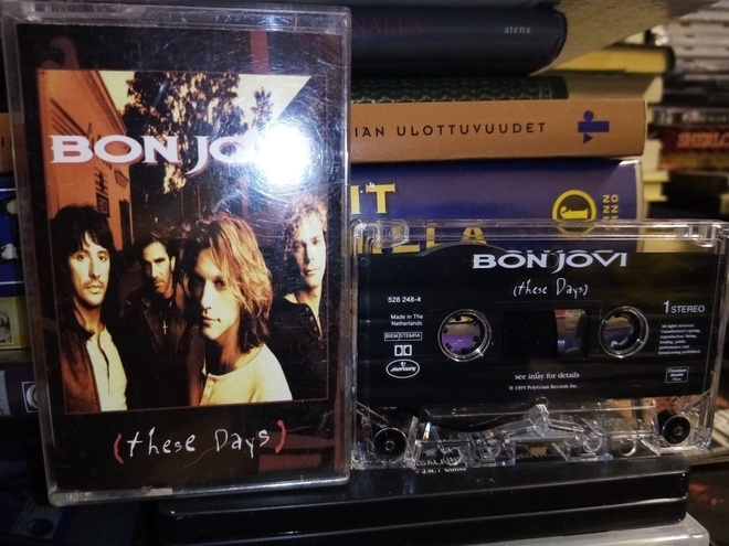 C-KASETTI BON JOVI :  THESE DAYS ( SIS POSTIKULU  )