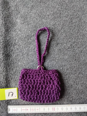 Alina´s Handmade virkattu avaimenperä airpodin suojakoteloon