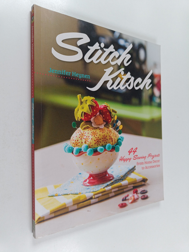 Jennifer Heynen : Stitch Kitsch - 44 Happy Sewing Project...