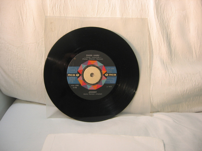 Johnny: Ihana aamu/ Luulet vaan 7"