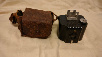 Kodak Baby Brownie bakeliittikamera + laukku