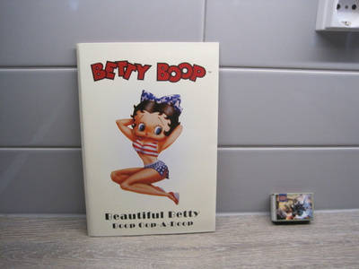 KIRJEPAPERISETTI BETTY BOOB HOLLAND